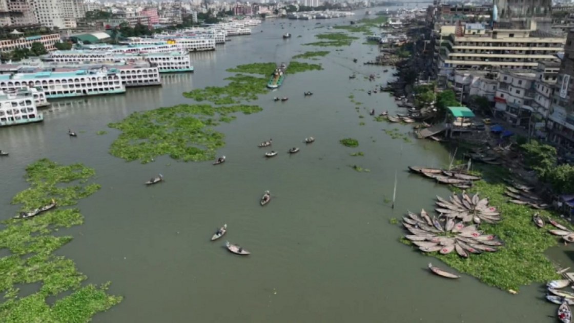 বুড়িগঙ্গা তীরে অবৈধ ডকইয়ার্ড উচ্ছেদে বিআইডব্লিউটিএর অভিযান