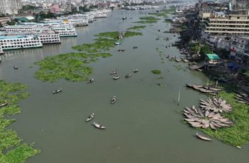 বুড়িগঙ্গা তীরে অবৈধ ডকইয়ার্ড উচ্ছেদে বিআইডব্লিউটিএর অভিযান