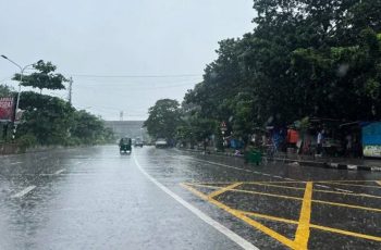 ঢাকায় বৃষ্টির কারণে ভোগান্তিতে কর্মজীবী মানুষ
