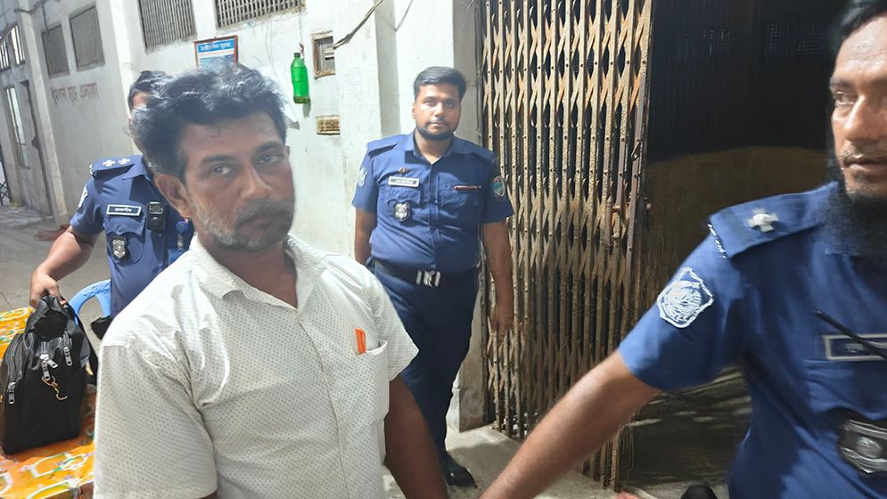 যশোরে এজলাস থেকে মামলার নথি চুরির অভিযোগে আইনজীবী আটক