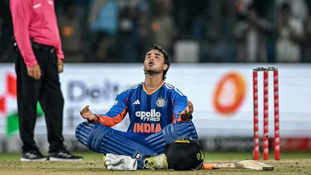 অভিষেকের ৩০ বলে সেঞ্চুরি, টি-টোয়েন্টিতে দ্রুততম রেকর্ড