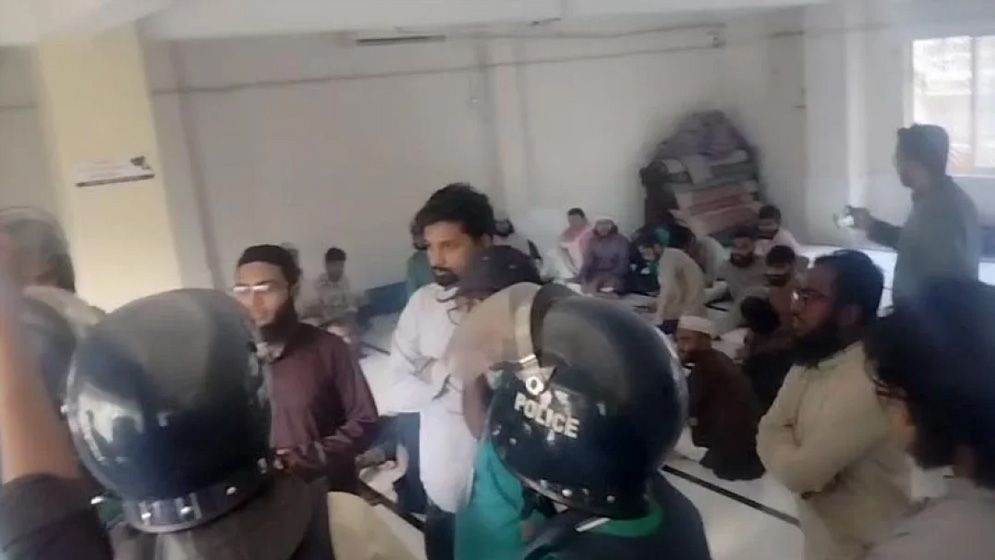 তেজগাঁও কলেজ মসজিদে উগ্রবাদী তৎপরতায় ২৩ জন আটক