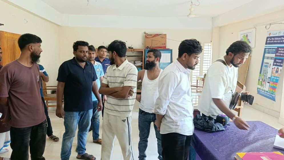 সাজেকে রাজনৈতিক স্লোগান দেওয়ার অভিযোগে ৬ পর্যটক আটক