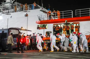 জাভা সাগরে ডুবে যাওয়া ফেরি উদ্ধারে অভিযান শুরু, ১২৬ জন নিখোঁজ