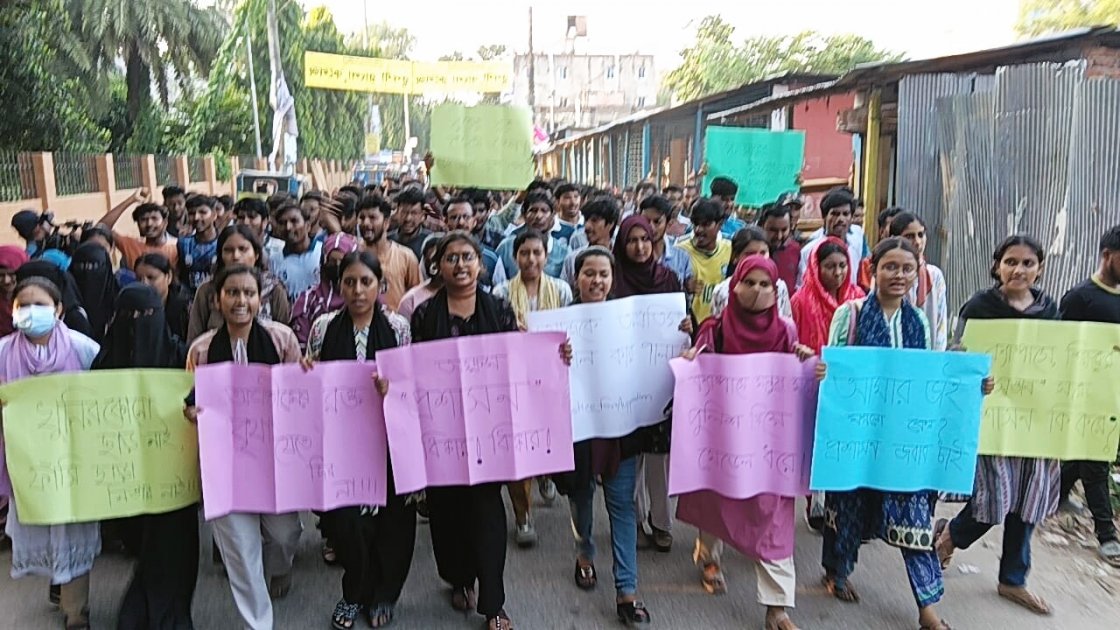 কুমিল্লা বিশ্ববিদ্যালয়ে অপ্রতিম হত্যার পর সাধারণ শোক ও শিক্ষার্থীদের বিক্ষোভ