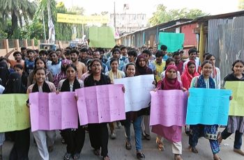 কুমিল্লা বিশ্ববিদ্যালয়ে অপ্রতিম হত্যার পর সাধারণ শোক ও শিক্ষার্থীদের বিক্ষোভ