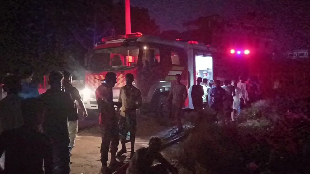 গাজীপুরে গ্যাস সিলিন্ডার লিকেজে আগুন, ৪৫টি ঘর পুড়ে গেছে