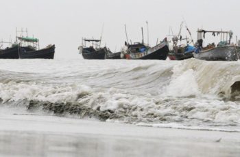 বঙ্গোপসাগরে মাছ ধরার নৌকাকে গভীরে না যাওয়ার নির্দেশ