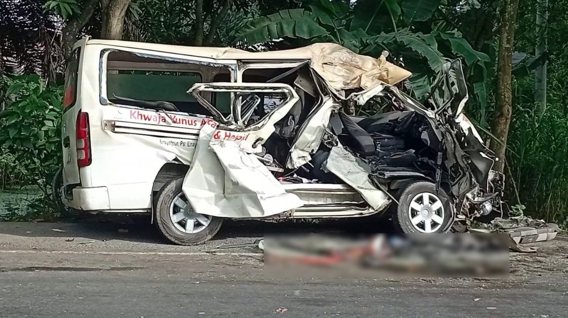 নাটোরে অ্যাম্বুলেন্স-ট্রাক সংঘর্ষে চালক নিহত