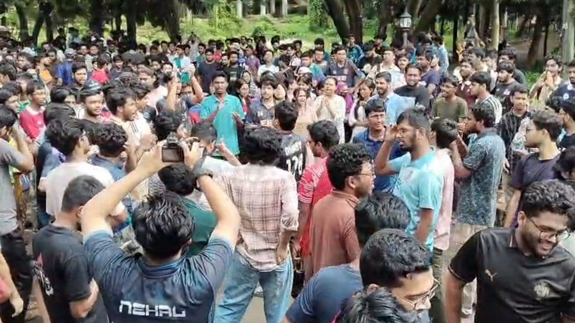 চুয়েটে উপাচার্য পরিবর্তনের প্রতিবাদে শিক্ষার্থীদের শাটডাউন