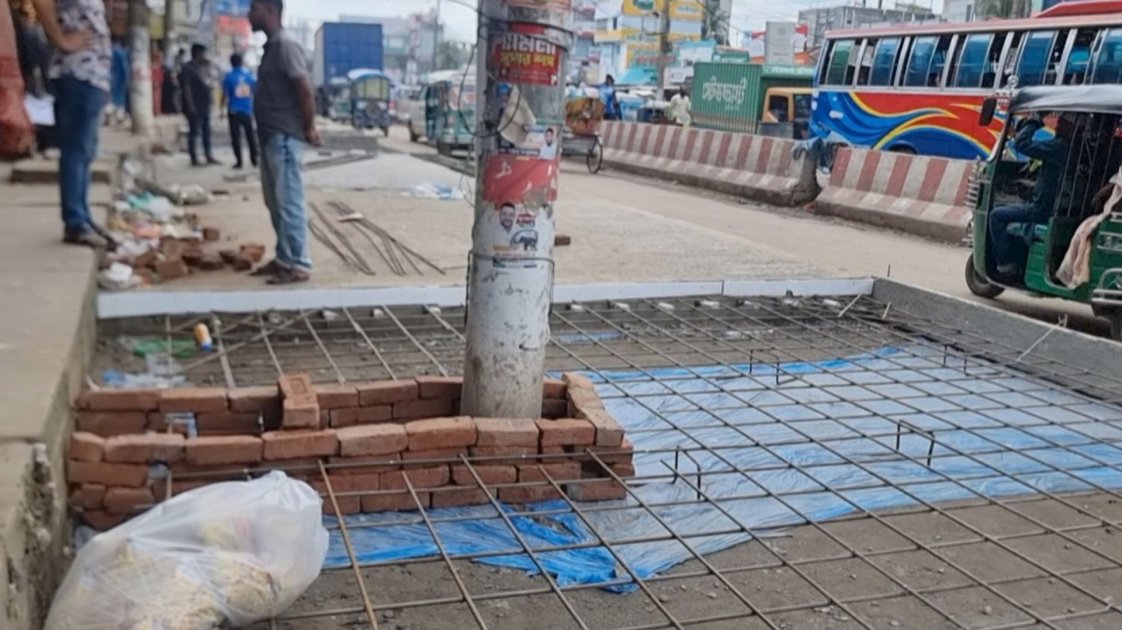 চাঁদপুরে সড়ক ঢালাইয়ে ঝুঁকি, বৈদ্যুতিক খুঁটি সরানোর দাবি