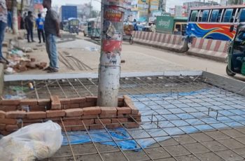 চাঁদপুরে সড়ক ঢালাইয়ে ঝুঁকি, বৈদ্যুতিক খুঁটি সরানোর দাবি