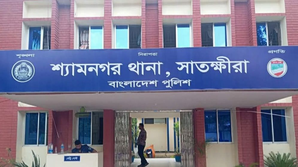 সাতক্ষীরায় পুলিশের ওপর হামলা, দুই আসামি ছিনতাই