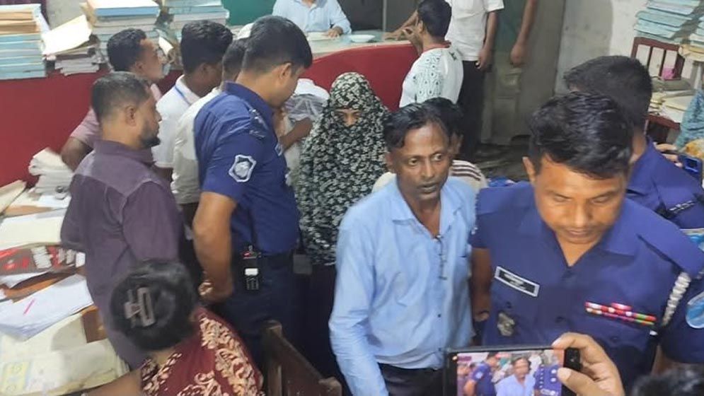 শরীয়তপুরে জাল দলিলের মাধ্যমে জমি বিক্রির চেষ্টা, ৩ আটক