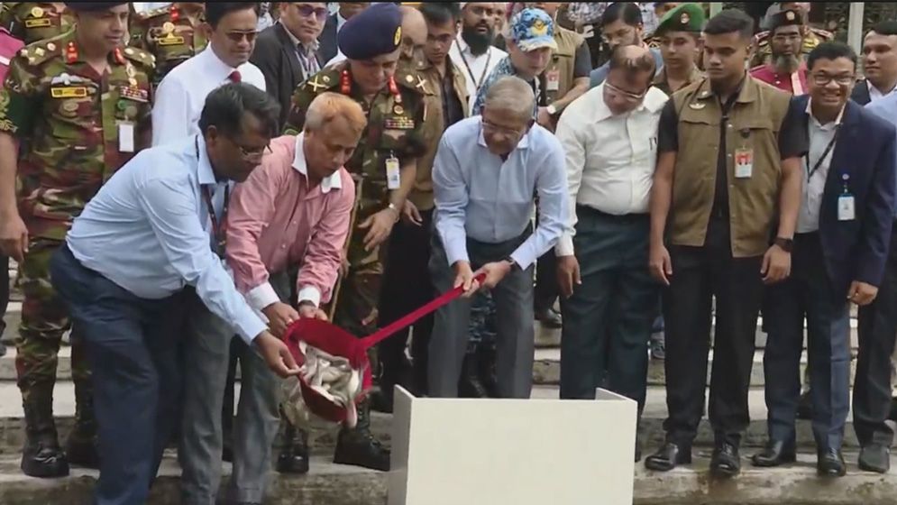 রাষ্ট্রপতি বঙ্গভবনের সিংহ পুকুরে মাছের পোনা অবমুক্ত করলেন