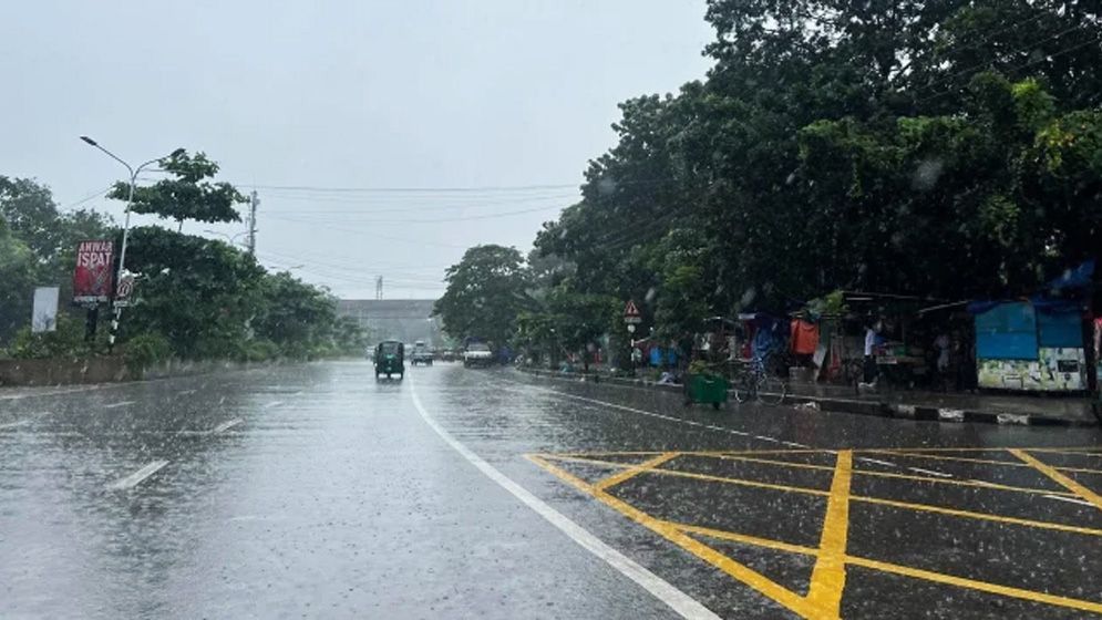 রাজধানীতে থেমে থেমে বৃষ্টি, বজ্রবৃষ্টির আশঙ্কা