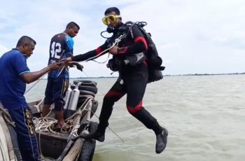 নারায়ণগঞ্জে ট্রলার ডুবিতে নিখোঁজ ৪ জনের উদ্ধার অভিযান চলছে