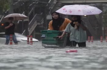 টানা বৃষ্টিতে ব্যাংককে রেড এলার্ট, জলাবদ্ধতা ছড়িয়ে পড়েছে