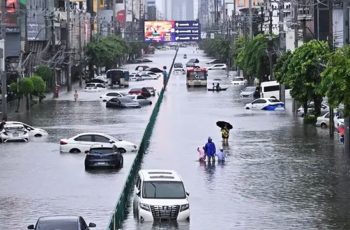 ব্যাংককে টানা বৃষ্টিপাত ও জলাবদ্ধতার প্রভাব