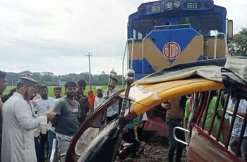 যশোরে ট্রেনের ধাক্কায় ইজিবাইকের চালকসহ নিহত ২