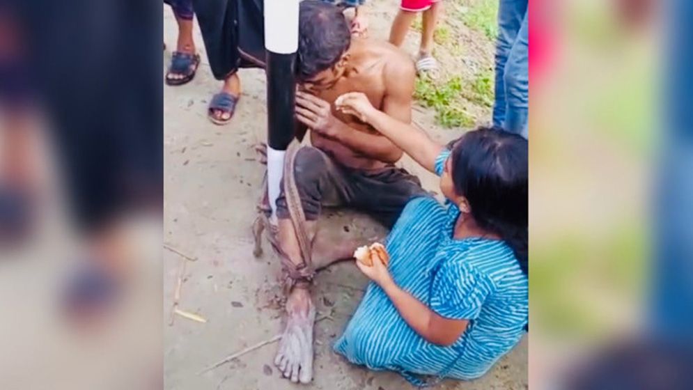 ছোট্ট মেয়ের বাবার প্রতি মমতা, খুঁটির সঙ্গে বাঁধা বাবাকে খাওয়াল