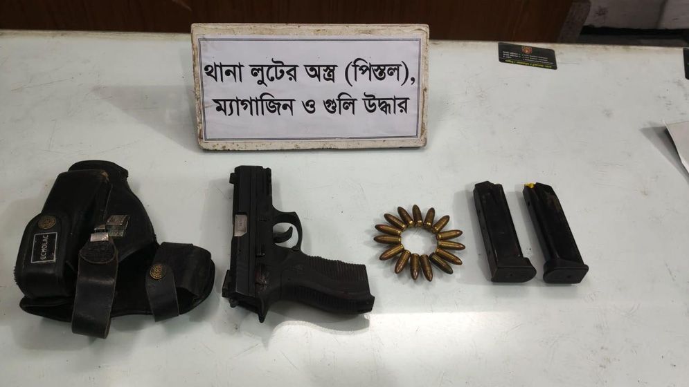কুষ্টিয়ায় শয়নকক্ষের মেঝে থেকে উদ্ধার হলো লুট হওয়া অস্ত্র