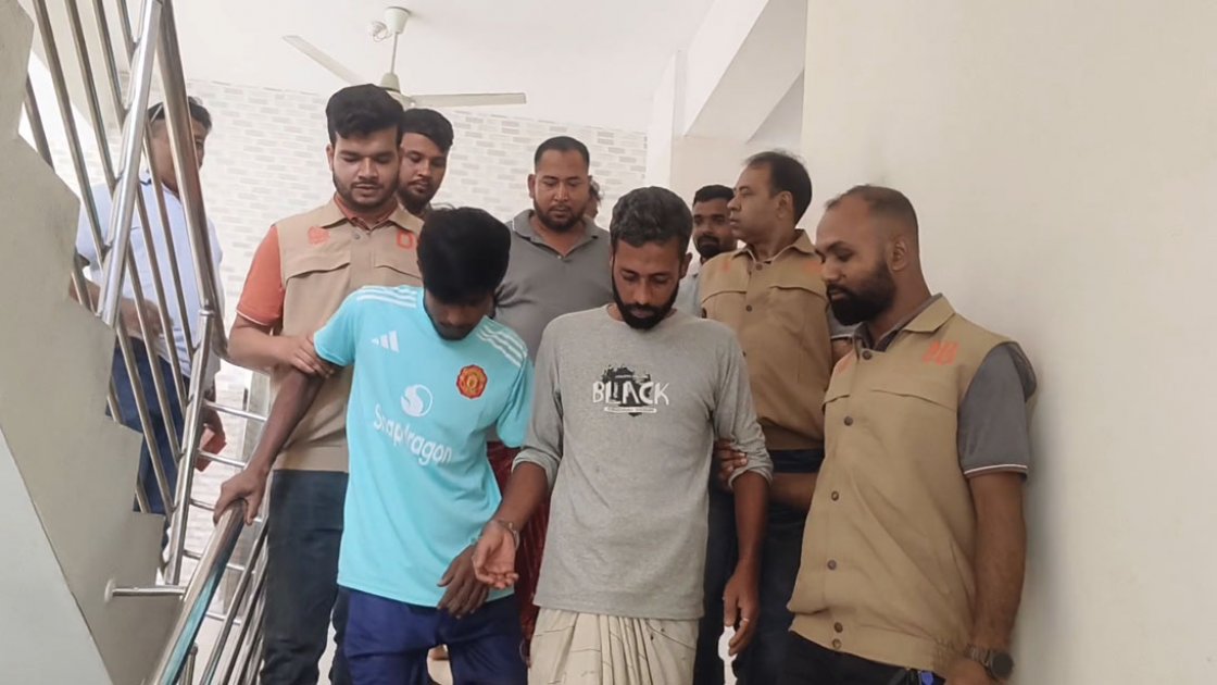 ফরিদপুরে কোটি টাকার কষ্টি পাথরের মূর্তিসহ ৪ জন গ্রেপ্তার