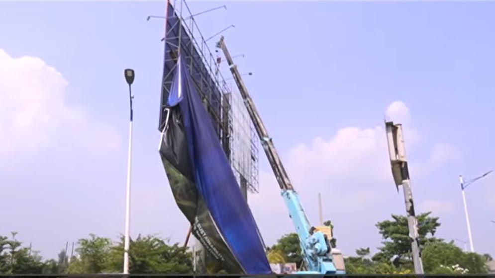 পূর্বাচলে অবৈধ বিলবোর্ড উচ্ছেদ অভিযান শুরু