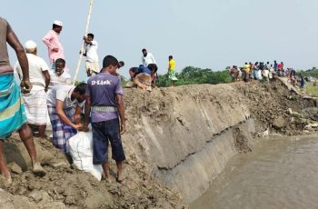 সাতক্ষীরার আশাশুনিতে গ্রামবাসীদের স্বেচ্ছাশ্রমে বেড়িবাঁধ রক্ষা