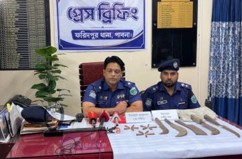 পাবনায় বটগাছের নিচে ১৫ রাউন্ড গুলি ও অস্ত্র জব্দ