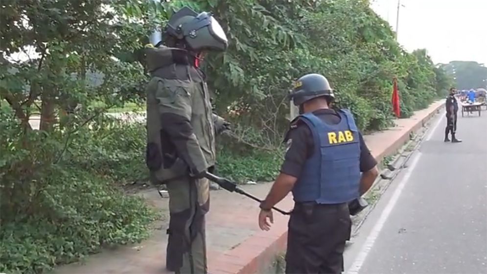 রাজধানীতে ককটেল-বোমাসদৃশ বস্তু উদ্ধার, নিরাপত্তা ব্যবস্থা জোরদার