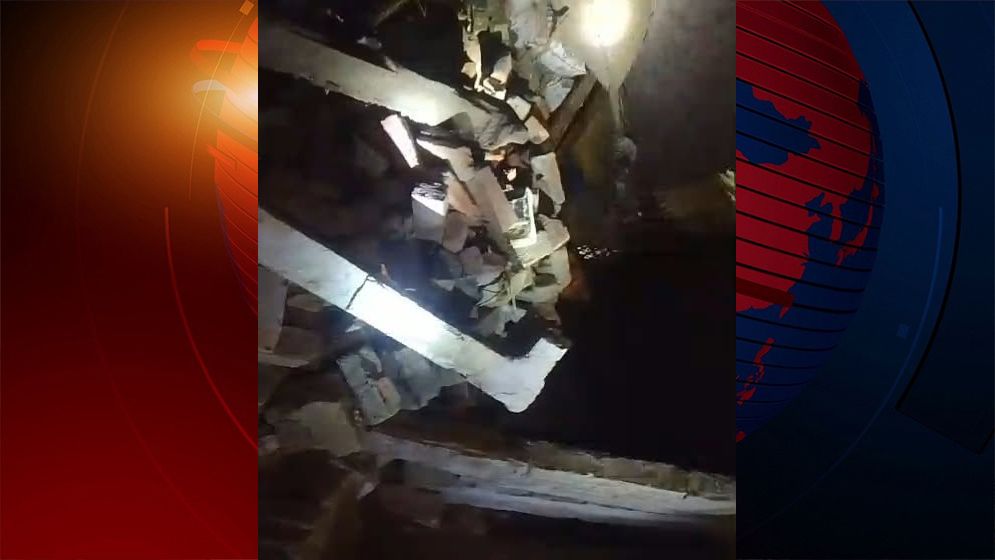 চাঁপাইনবাবগঞ্জে ককটেল বিস্ফোরণে বাড়ির চালা উড়ে গেছে