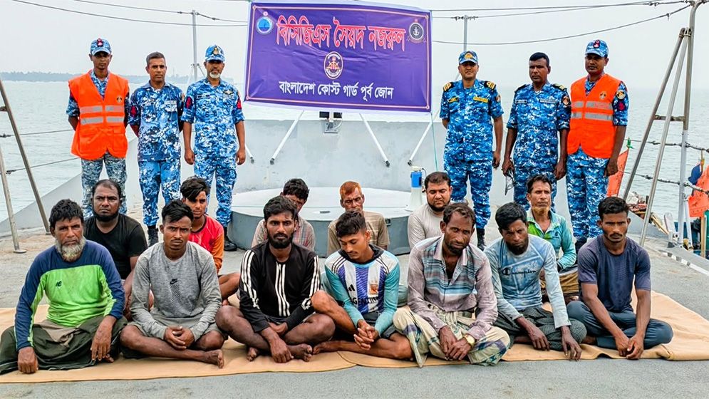 কোস্ট গার্ডের উদ্ধার অভিযানে ১৩ জেলে নিরাপদে ফিরে এলেন