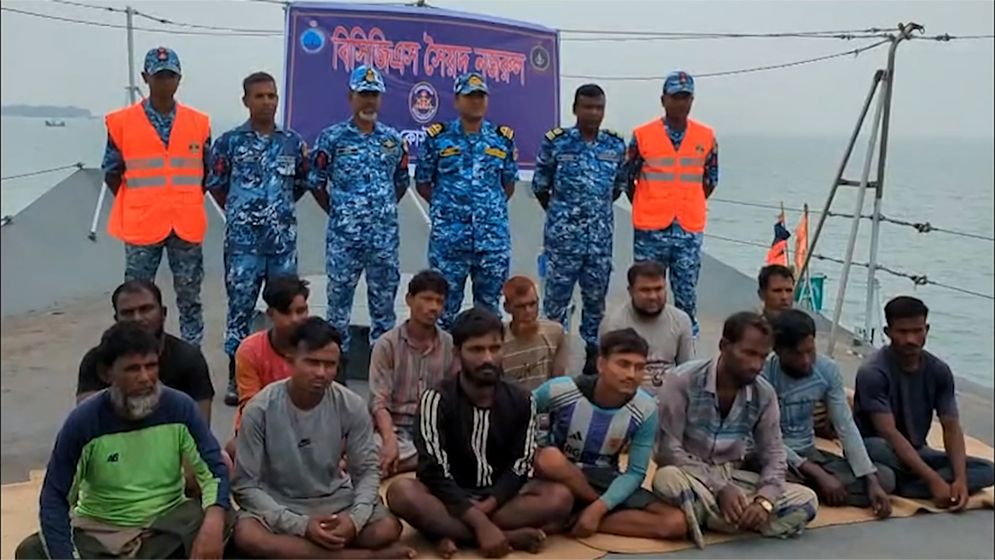 সেন্টমার্টিনে ১৩ জেলেকে উদ্ধার করেছে বাংলাদেশ কোস্ট গার্ড