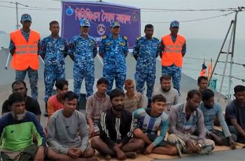 সেন্টমার্টিনে ১৩ জেলেকে উদ্ধার করেছে বাংলাদেশ কোস্ট গার্ড
