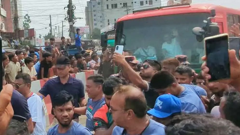 ফেনীতে পৌঁছেছেন প্রধানমন্ত্রী, মেগা প্রকল্পের উদ্বোধন করবেন