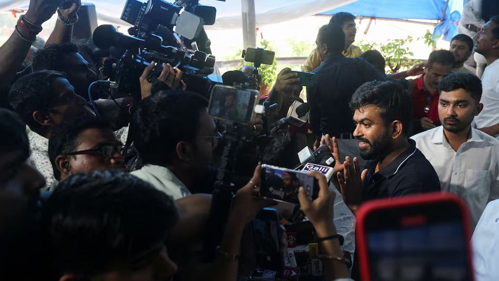 ভারতের নির্বাচন কমিশনারের পদত্যাগ চেয়ে বিক্ষোভ ককরোচ জনতা পার্টির