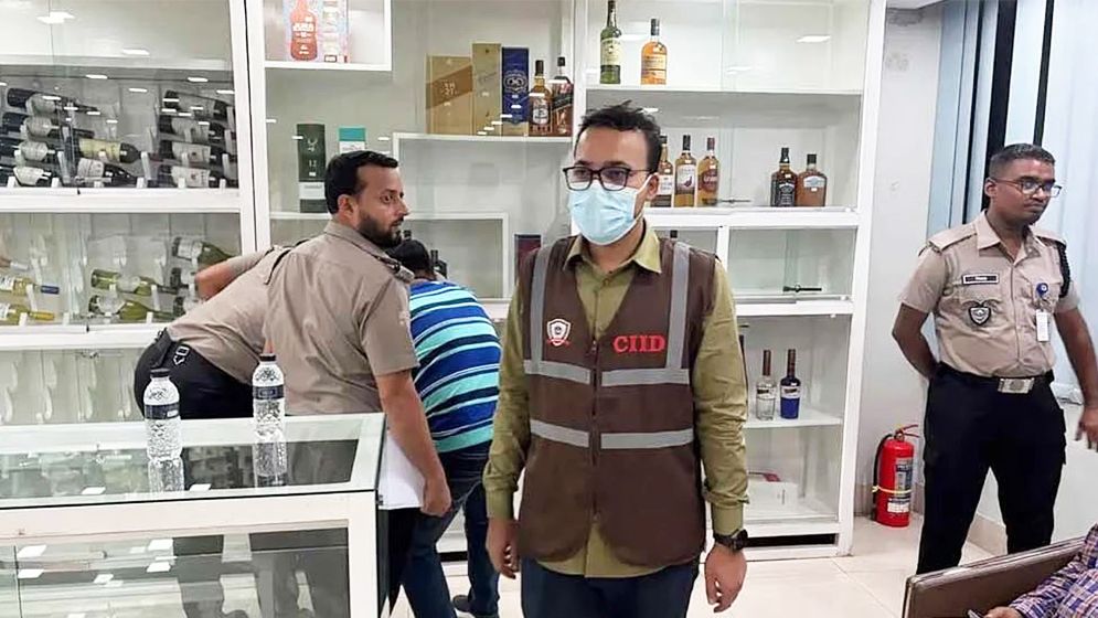 গুলশানে টস বন্ডের চারটি গুদাম সিলগালা, মদ ও বিয়ারের অনিয়ম ধরা পড়েছে