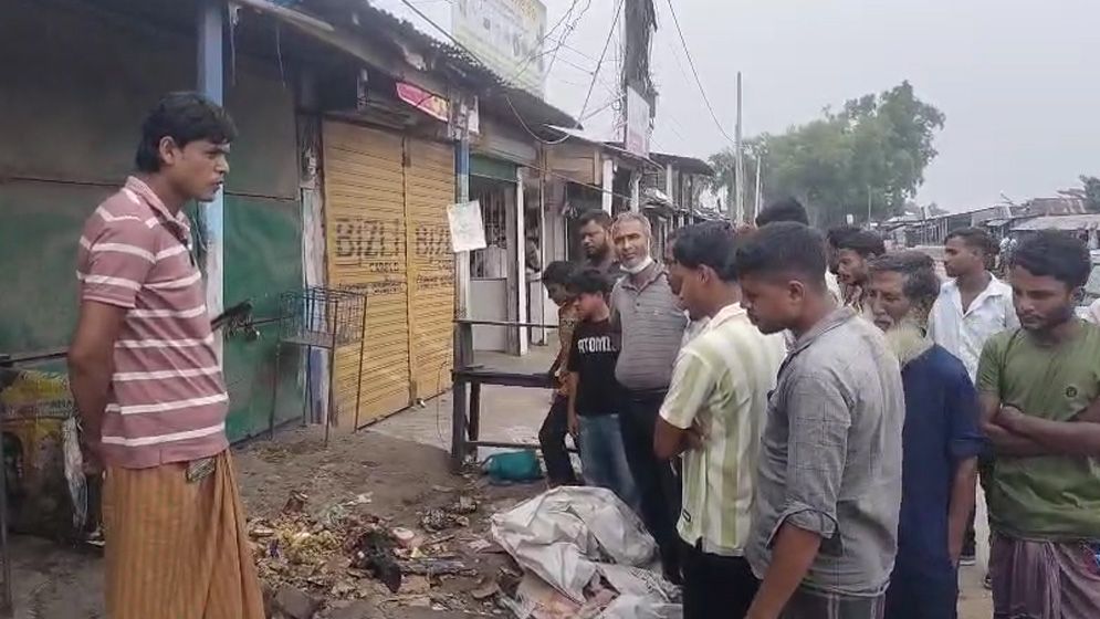 নেত্রকোণায় দোকানদারের শরীরে আগুন ধরানোর অভিযোগে যুবক আটক