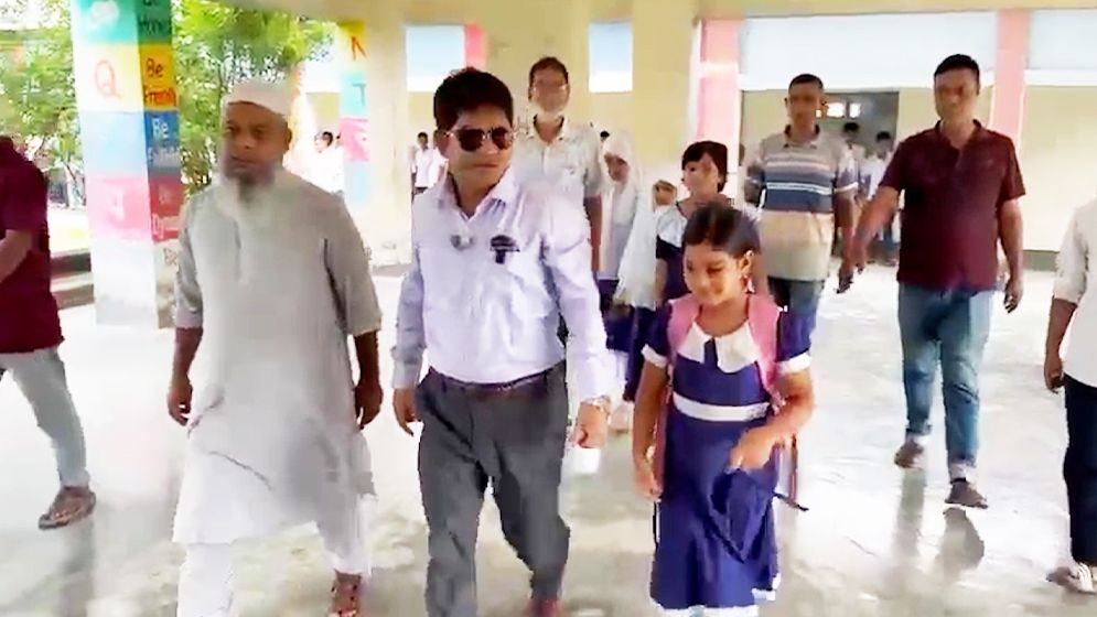 অনিক সরদারের পুত্রীর বিদ্যালয়ে ফিরিয়ে নিয়ে গেলেন ইউএনও
