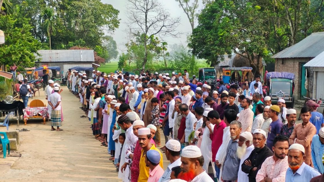 ময়মনসিংহে বাসচাপায় নিহত ৭ জনকে জামালপুরে দাফন