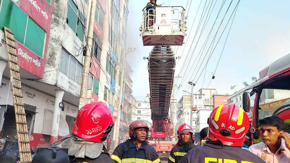 গাজীপুরে পোশাক কারখানায় আগুন, নিয়ন্ত্রণে ৯ ফায়ার ইউনিট