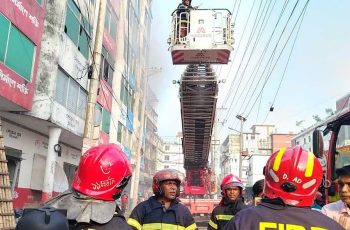 গাজীপুরে পোশাক কারখানায় আগুন, নিয়ন্ত্রণে ৯ ফায়ার ইউনিট