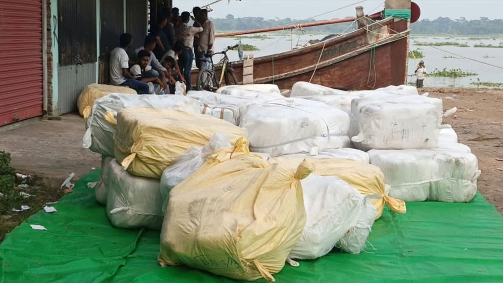 পিরোজপুরে কোষ্টগার্ডের অভিযানে ভারতীয় কাপড়বাহী ট্রলার জব্দ