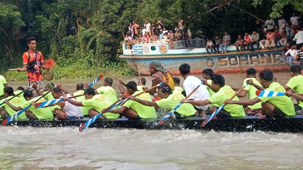 ফরিদপুর-মাদারীপুরে ঐতিহ্যবাহী নৌকাবাইচের উৎসব