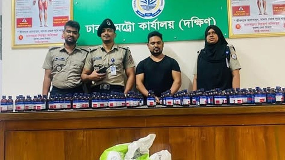 চালের বস্তায় ১৩২ বোতল ফেনসিডিল পরিবহন, গ্রেফতার ১