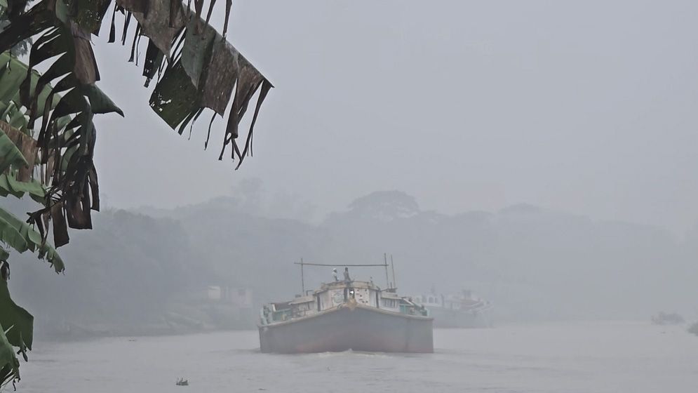 মুন্সিগঞ্জে শরতের সকালে কুয়াশার আগমনী বার্তা