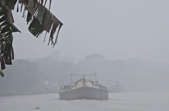 মুন্সিগঞ্জে শরতের সকালে কুয়াশার আগমনী বার্তা