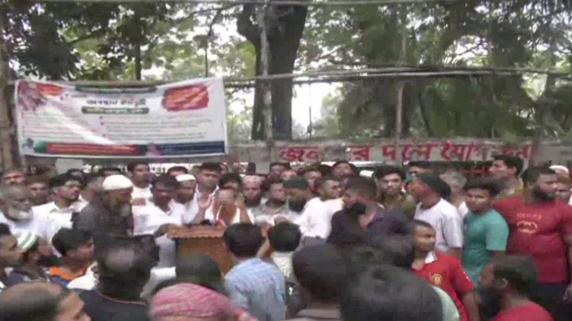 রাজধানীতে ৪ দফা দাবিতে অটোরিকশা চালকদের সমাবেশ ও মিছিল