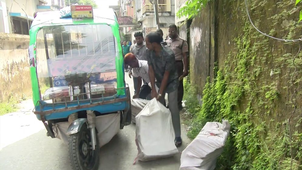 রংপুরে শিক্ষা অফিস থেকে ৪ বস্তা ফাইল পাচারের চেষ্টা, আটক ২